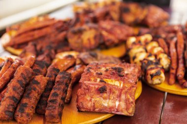 bir plaka üzerinde servis Mix ızgara yakın, seçici odak