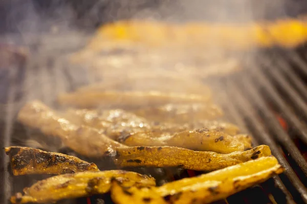 Grillowane jelita wieprzowe na grillu — Zdjęcie stockowe
