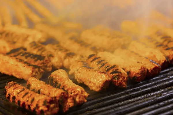 Vlees rolletjes (mititei, mici) op de grill die een traditionele B — Stockfoto
