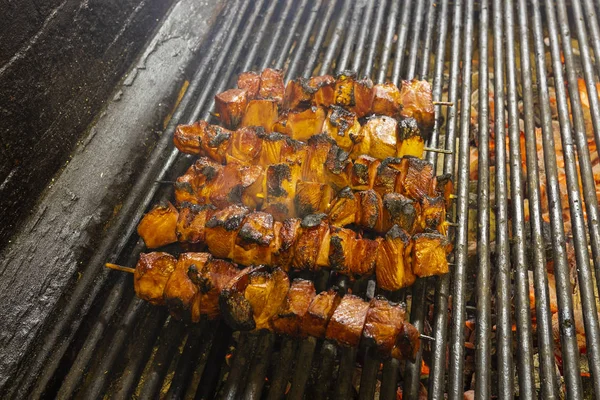 Gegrilde Spiesjes van groenten en vlees op de grill — Stockfoto