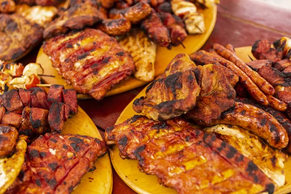 bir plaka üzerinde servis Mix ızgara yakın, seçici odak