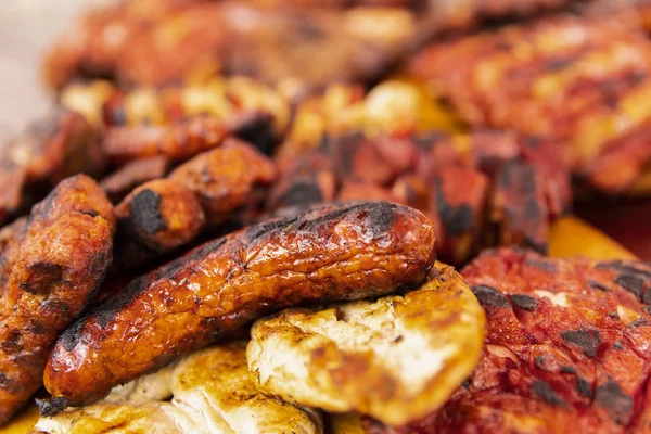 bir plaka üzerinde servis Mix ızgara yakın, seçici odak