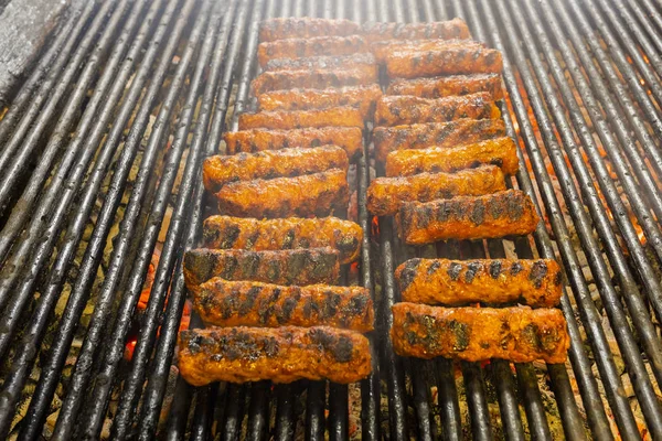 Rolki mięsne (mititei, Mici) na grillu, który jest tradycyjnym B — Zdjęcie stockowe