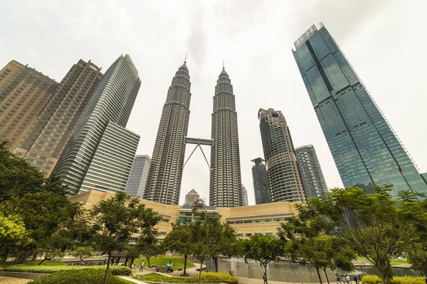 22 Nis 2019. Kuala Lumpur, Malezya. Petronas'ın ikiz kuleleri — Stok fotoğraf