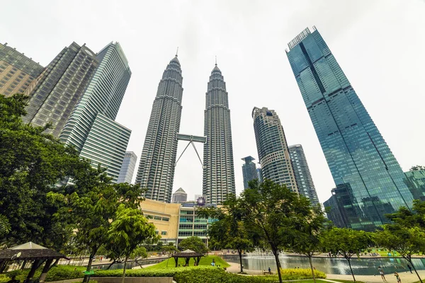 22 Nis 2019. Kuala Lumpur, Malezya. Petronas'ın ikiz kuleleri — Stok fotoğraf