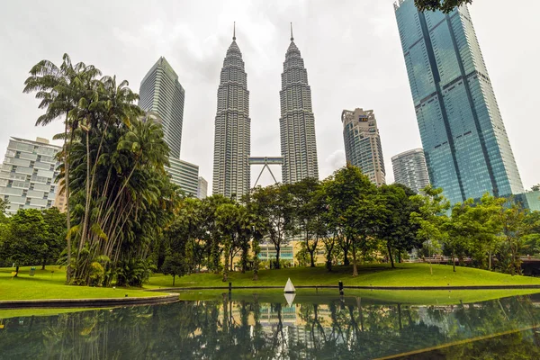 22 Nis 2019. Kuala Lumpur, Malezya. Petronas'ın ikiz kuleleri — Stok fotoğraf