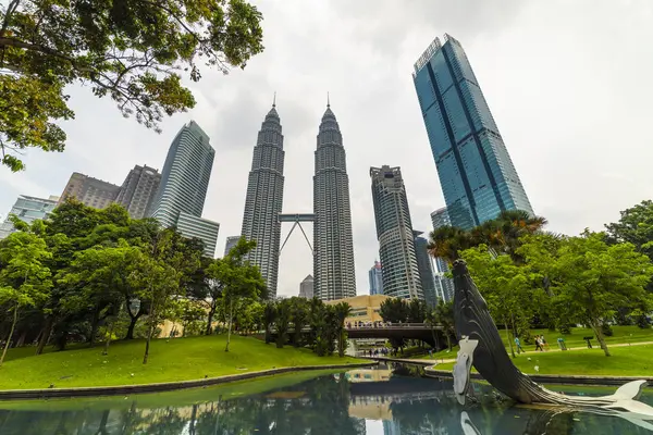 22 Nis 2019. Kuala Lumpur, Malezya. Petronas'ın ikiz kuleleri — Stok fotoğraf