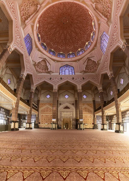 Kuala Lumpur / Malaysia: 22 Aprile 2019: all'interno della Moschea di Putra — Foto Stock