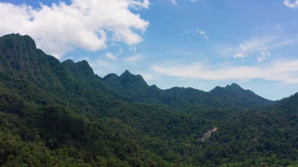 マレーシア ランカウイ島の美しい熱帯の島の空中ドローンビュー — ストック動画