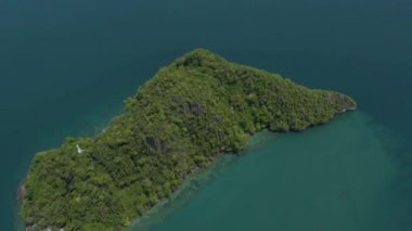 Malezya güzel tropik adanın havadan drone görünümü, Langkawi