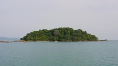 Malezya güzel tropik adanın havadan drone görünümü, Langkawi