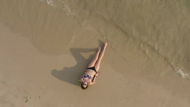  Une femme caucasienne sur une plage tropicale aérienne d'en haut . 