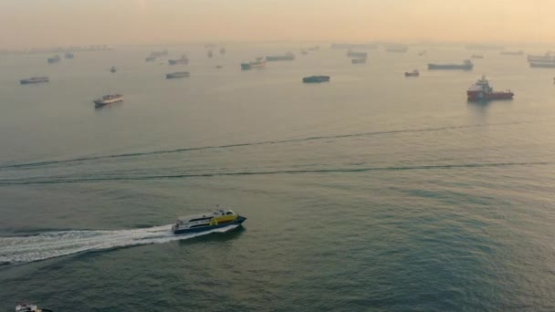 日没時のシンガポール アンカレッジでの船の空中ショット — ストック動画