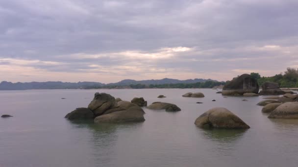 Légifelvételek Gyönyörű Stone Rocky Beach Légifotó Drone Hez — Stock videók