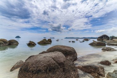 Kayalar ile güzel siyah kum plaj. Langkawi, Malezya.