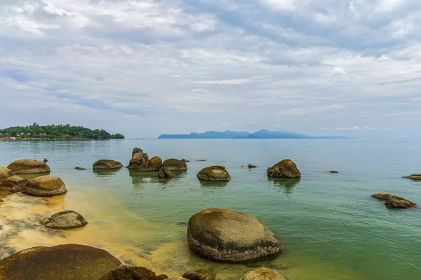 Gyönyörű fekete homokos strand sziklák. Langkawi, Malajzia. — Stock Fotó