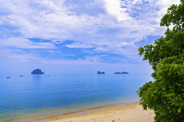 Beautiful black sand beach with boulders. Langkawi, Malaysia. — Stock Photo, Image