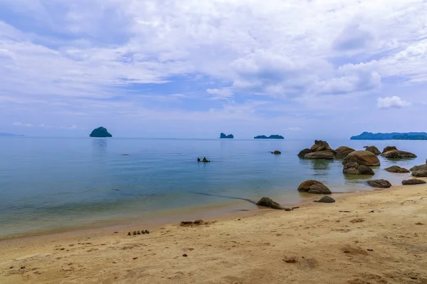 Gyönyörű fekete homokos strand sziklák. Langkawi, Malajzia. — Stock Fotó