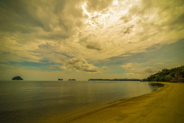 Gyönyörű fekete homokos strand sziklák. Langkawi, Malajzia. — Stock Fotó