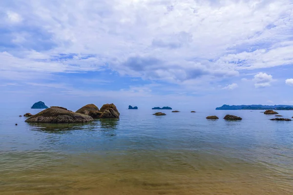 Schöner schwarzer Sandstrand mit Geröll. langkawi, malaysien. — Stockfoto