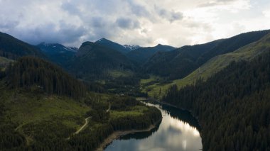 Transilvanya, Ro bir göl ve yeşil orman havadan drone atış