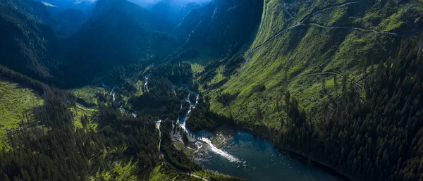 Аэрофотосъёмка озера и зеленого леса в Трансильвании, Ро — стоковое фото
