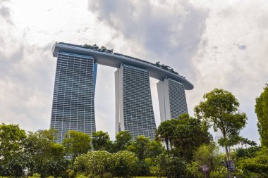 Singapur - 25 Nisan 2019: Marina Bay Sands hotel in Singapore 