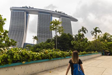 Singapur - 25 Nisan 2019: Marina Bay Sands hotel in Singapore 
