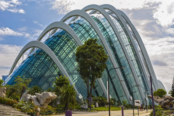 Singapore - APRIL 25, 2019: Building in the park Gardens by the — Stock Photo, Image