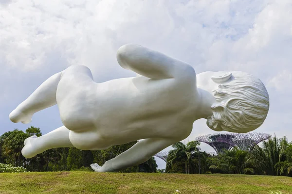 Singapur - 25 de abril de 2019: Estatua del niño dormido en Park Garden — Foto de Stock