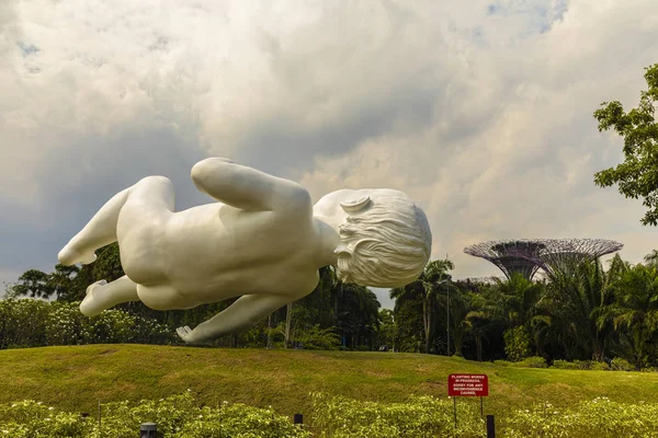 Singapur - 25 de abril de 2019: Estatua del niño dormido en Park Garden — Foto de Stock