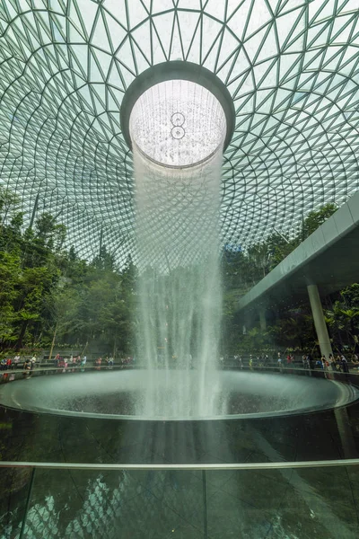 Singapore, Singapore-april 20, 2019: Jewel Changi Aiport anslutning — Stockfoto