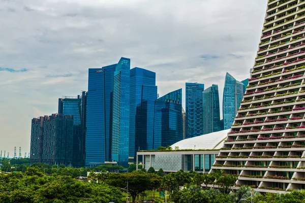 Diverse moderne gebouwen met futuristisch design in Singapore 25 — Stockfoto