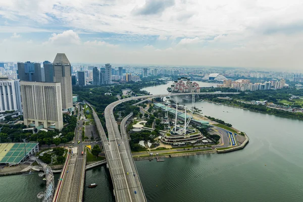 Singapore - APRIL 25, 2019 : Singapore Flyer at morning - the La — Stock Photo, Image