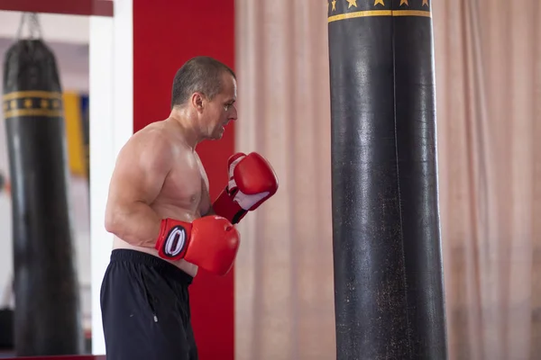 Boxer trabalhando com saco pesado — Fotografia de Stock