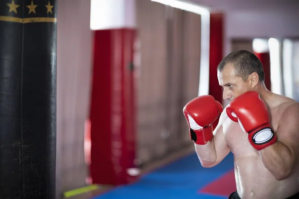 Boxer trabalhando com saco pesado — Fotografia de Stock