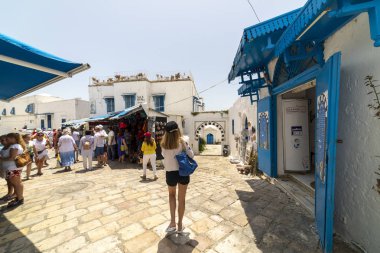 Sidi Bou Said, Tunus - Haziran.06, 2019: Geleneksel w ile Alley
