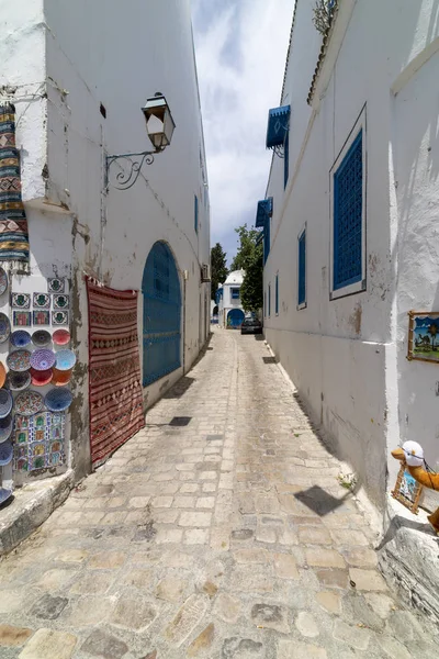 Sidi Bou Said, Tunisia - June.06, 2019: Alley with traditional w — Stock Photo, Image