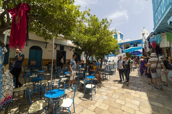 Sidi Bou Said, Tunisie - Juin 06, 2019 : Allée avec w traditionnel — Photo