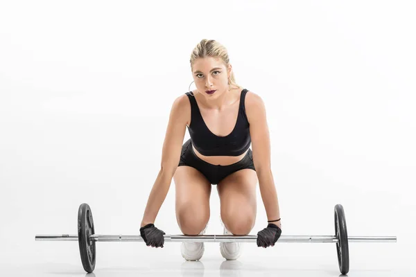 Mooie vrouw met barbell poseren op studio achtergrond — Stockfoto