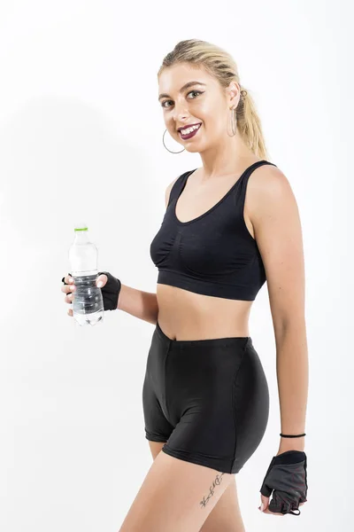 Mujer después del deporte beber agua de la botella — Foto de Stock