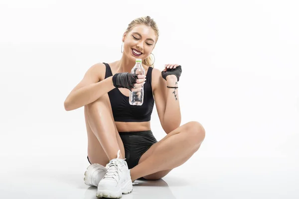 Frau trinkt nach Sport Wasser aus Flasche — Stockfoto