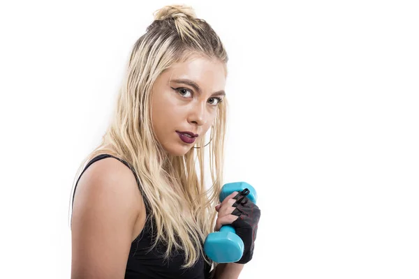 Hermosa mujer en forma haciendo ejercicio con pesas — Foto de Stock