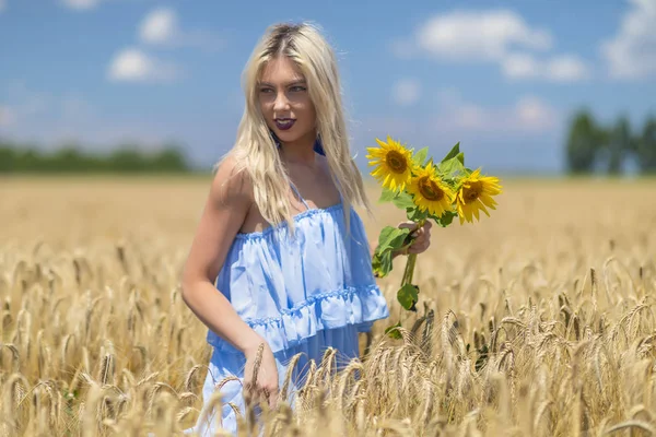 Schoonheid meisje buiten genieten van aard. Mooie tiener Model gi — Stockfoto