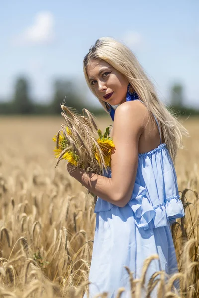 Bellezza ragazza all'aperto godendo la natura. Bella adolescente modello gi — Foto Stock