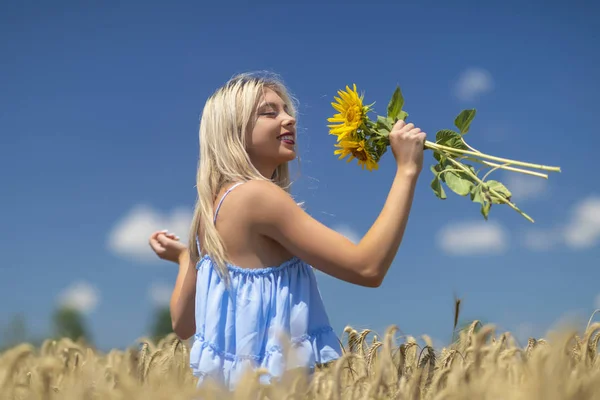 Bellezza ragazza all'aperto godendo la natura. Bella adolescente modello gi — Foto Stock