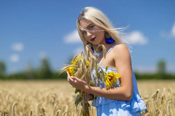 Frumoasa fată în aer liber se bucură de natură. Frumos adolescenta model gi — Fotografie, imagine de stoc