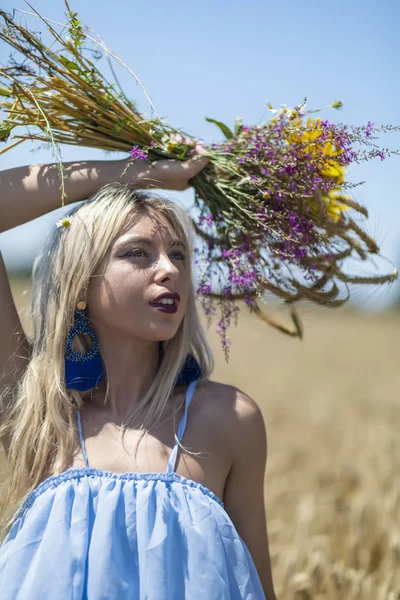 Skönhet flicka utomhus njuter av naturen. Vacker tonåring modell gi — Stockfoto