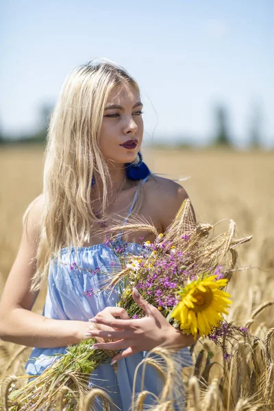 Skönhet flicka utomhus njuter av naturen. Vacker tonåring modell gi — Stockfoto