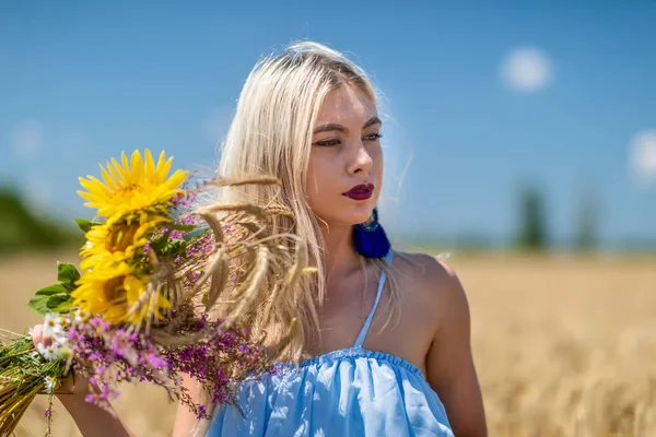 Schoonheid meisje buiten genieten van aard. Mooie tiener Model gi — Stockfoto